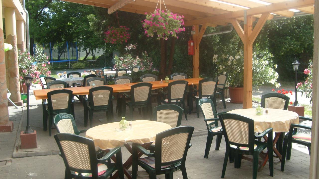 Hársfavirág Vendégház Pápa Esterno foto