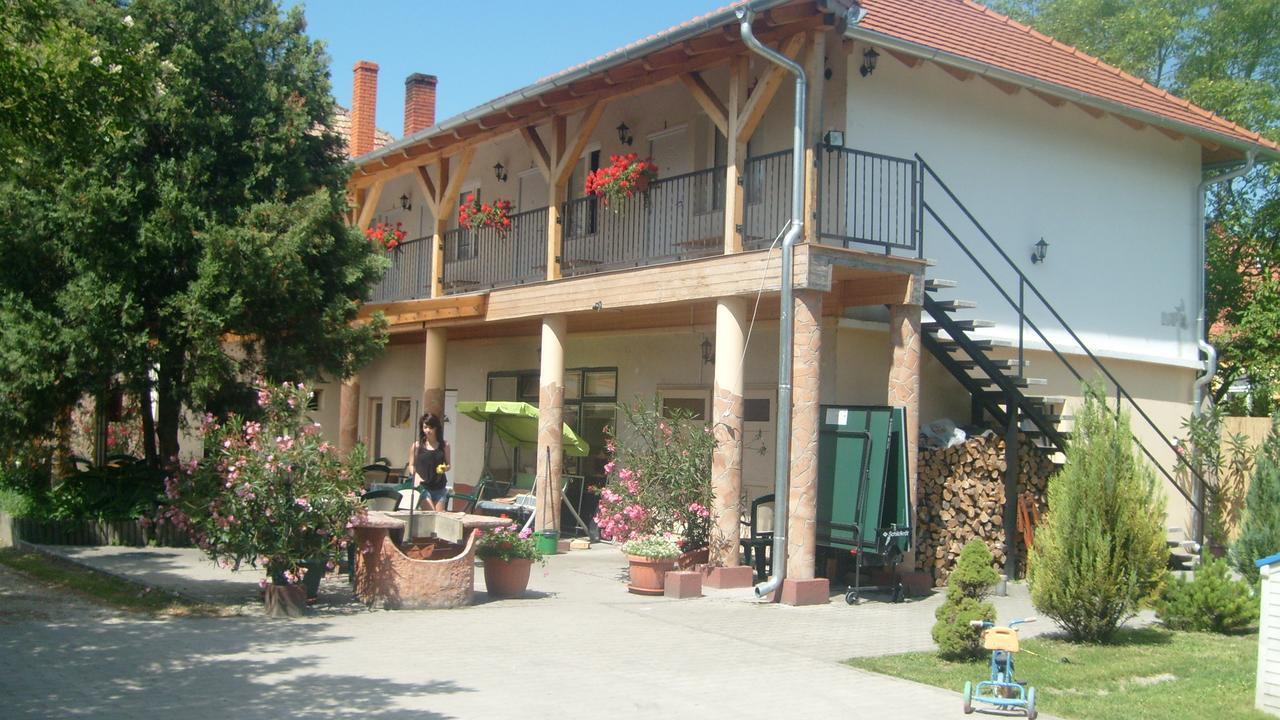 Hársfavirág Vendégház Pápa Esterno foto